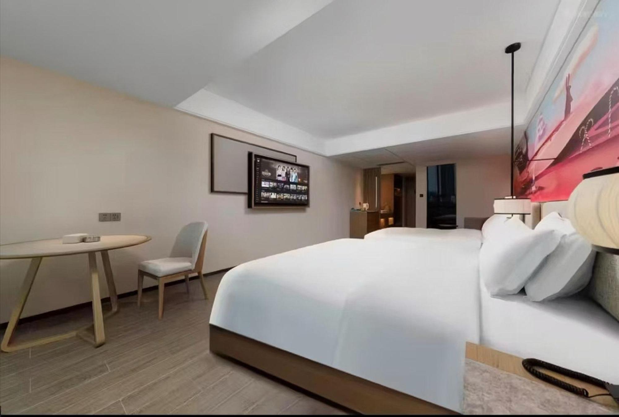 Mehood Lestie International Hotel Nancun Wanbo Metro Station Branch - Free Shuttle Bus To Canton Fair Complex During Canton Fair Period & Free Breakfast & Free Afternoon Tea & Free Midnight Snack & Free Vpn Internet Access Eksteriør billede