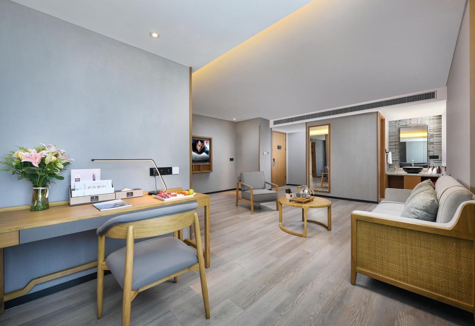 Mehood Lestie International Hotel Nancun Wanbo Metro Station Branch - Free Shuttle Bus To Canton Fair Complex During Canton Fair Period & Free Breakfast & Free Afternoon Tea & Free Midnight Snack & Free Vpn Internet Access Eksteriør billede