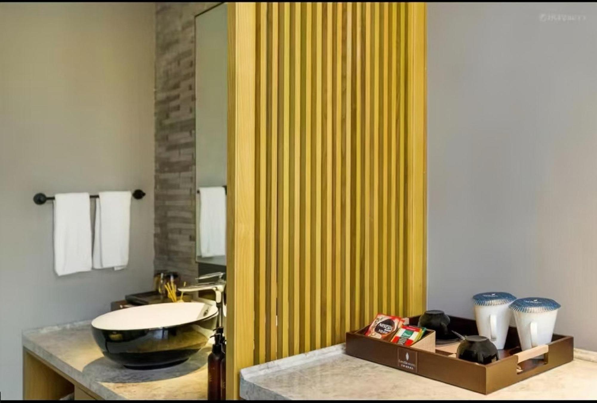 Mehood Lestie International Hotel Nancun Wanbo Metro Station Branch - Free Shuttle Bus To Canton Fair Complex During Canton Fair Period & Free Breakfast & Free Afternoon Tea & Free Midnight Snack & Free Vpn Internet Access Eksteriør billede