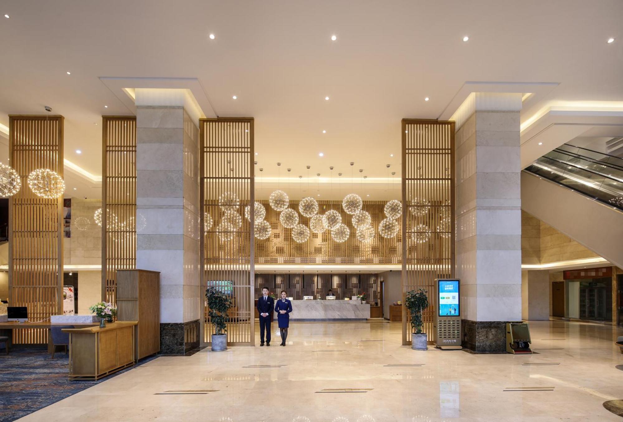 Mehood Lestie International Hotel Nancun Wanbo Metro Station Branch - Free Shuttle Bus To Canton Fair Complex During Canton Fair Period & Free Breakfast & Free Afternoon Tea & Free Midnight Snack & Free Vpn Internet Access Eksteriør billede