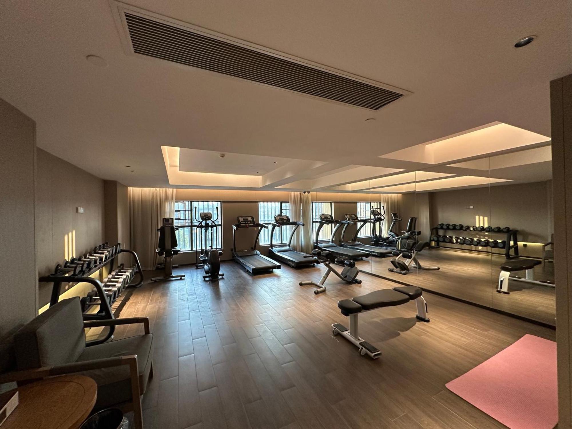 Mehood Lestie International Hotel Nancun Wanbo Metro Station Branch - Free Shuttle Bus To Canton Fair Complex During Canton Fair Period & Free Breakfast & Free Afternoon Tea & Free Midnight Snack & Free Vpn Internet Access Eksteriør billede