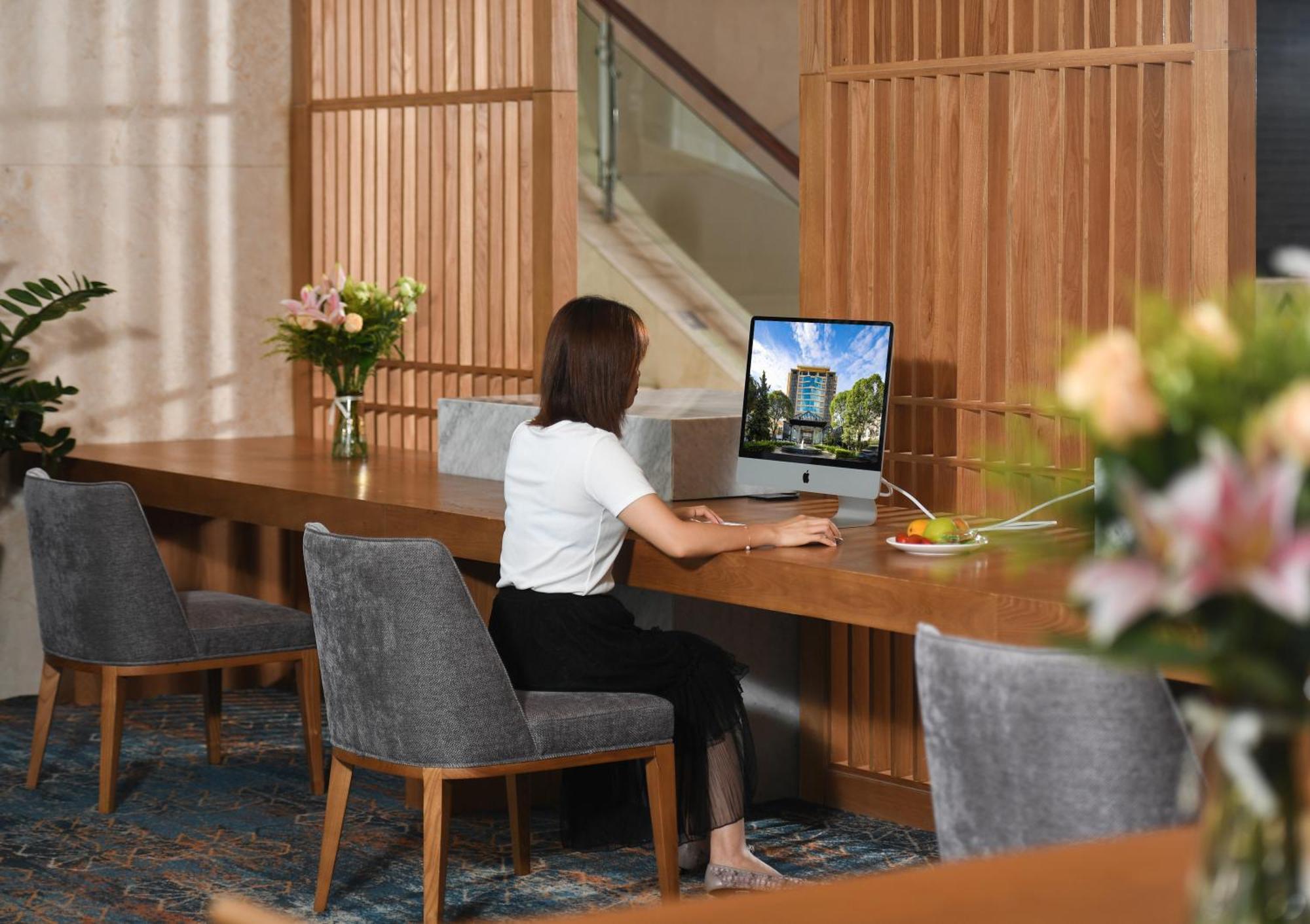 Mehood Lestie International Hotel Nancun Wanbo Metro Station Branch - Free Shuttle Bus To Canton Fair Complex During Canton Fair Period & Free Breakfast & Free Afternoon Tea & Free Midnight Snack & Free Vpn Internet Access Eksteriør billede